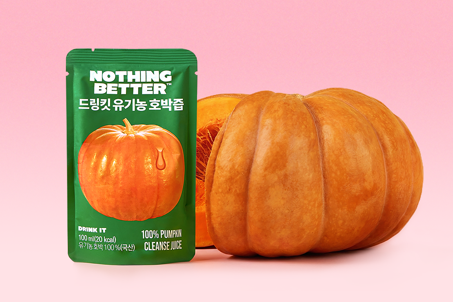 분홍색 배경에 ‘NOTHING BETTER’ 호박즙 파우치와 주황색 호박 두 개가 놓여 있다.