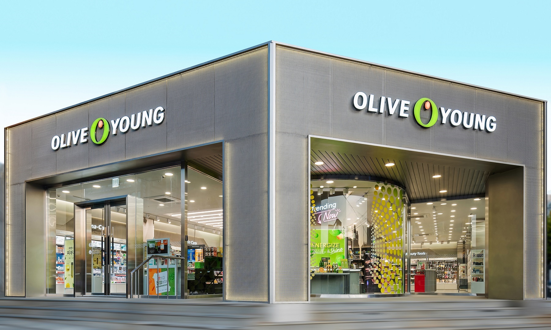 ‘OLIVE YOUNG’ 간판이 걸린 현대적인 매장 외관과 내부 진열대가 보인다.