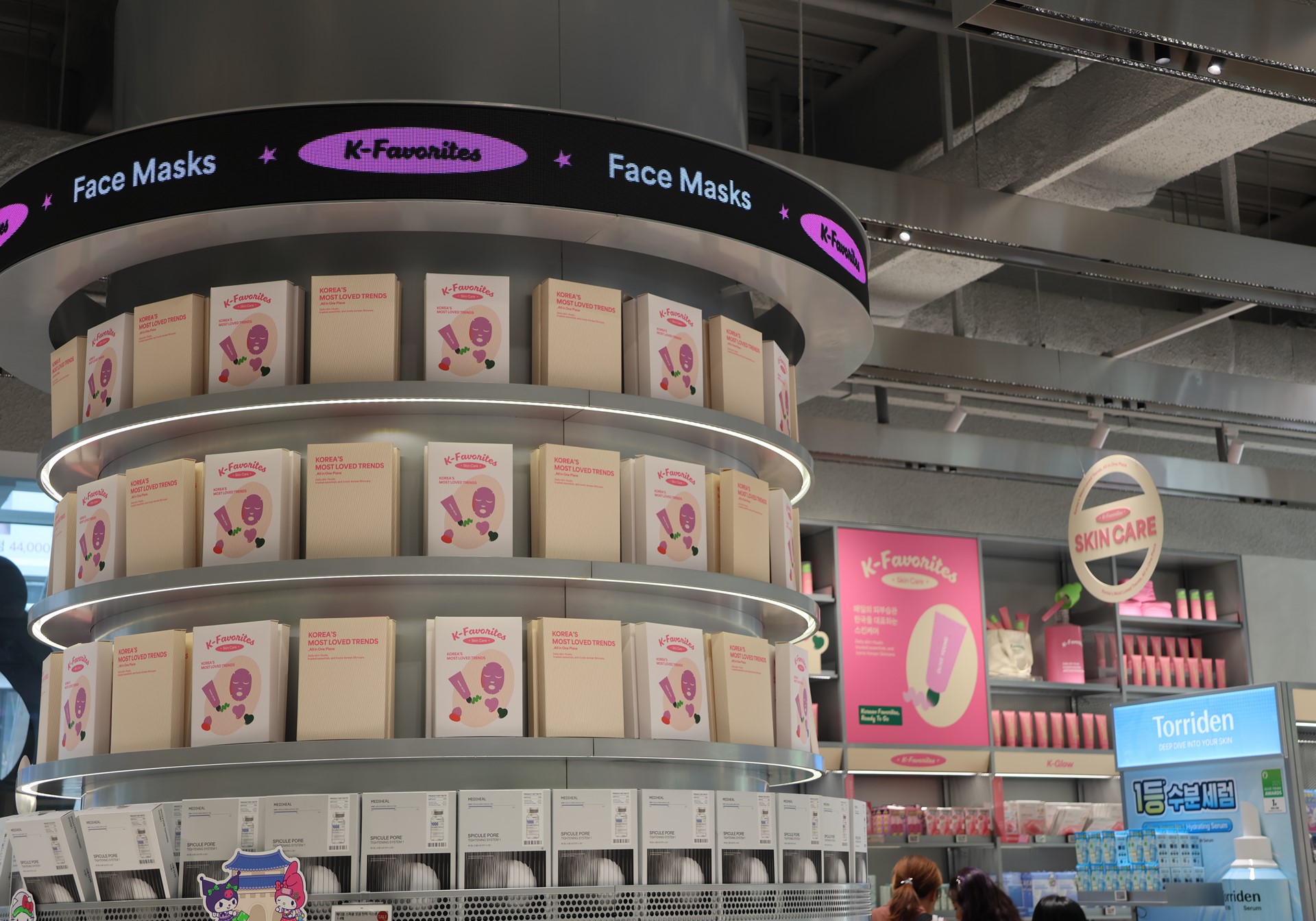 화장품 매장에 ‘K-Favorites’와 ‘Face Masks’ 제품이 원형 진열대에 놓여 있다.