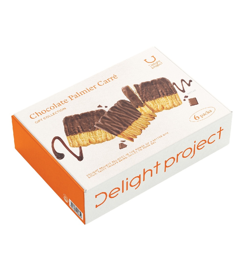 초콜릿이 입혀진 페이스트리 과자 상자에 ‘Chocolate Palmier Carré’와 ‘6 packs’가 보인다.
