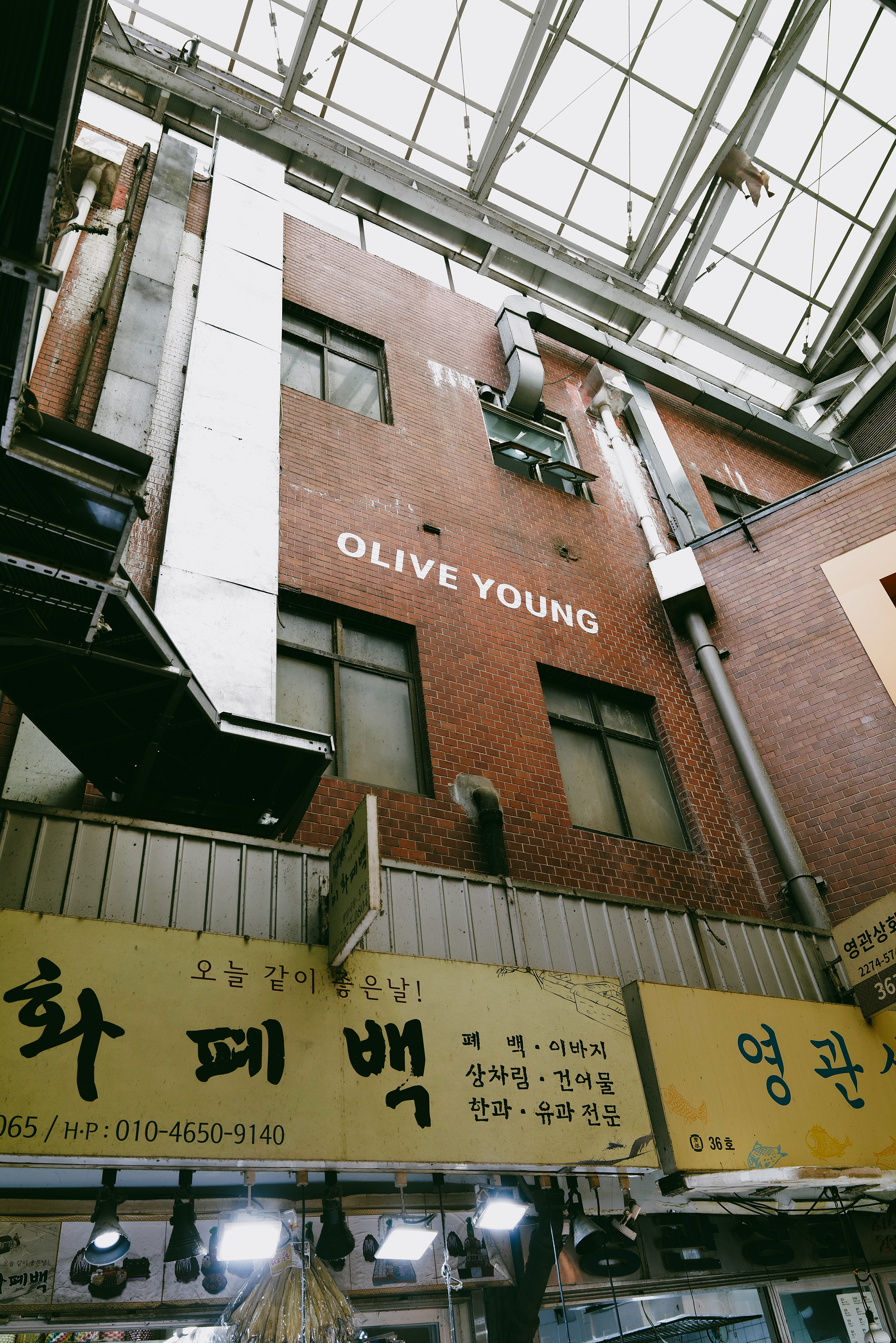 광장시장에서 보이는 올리브영 광장마켓점