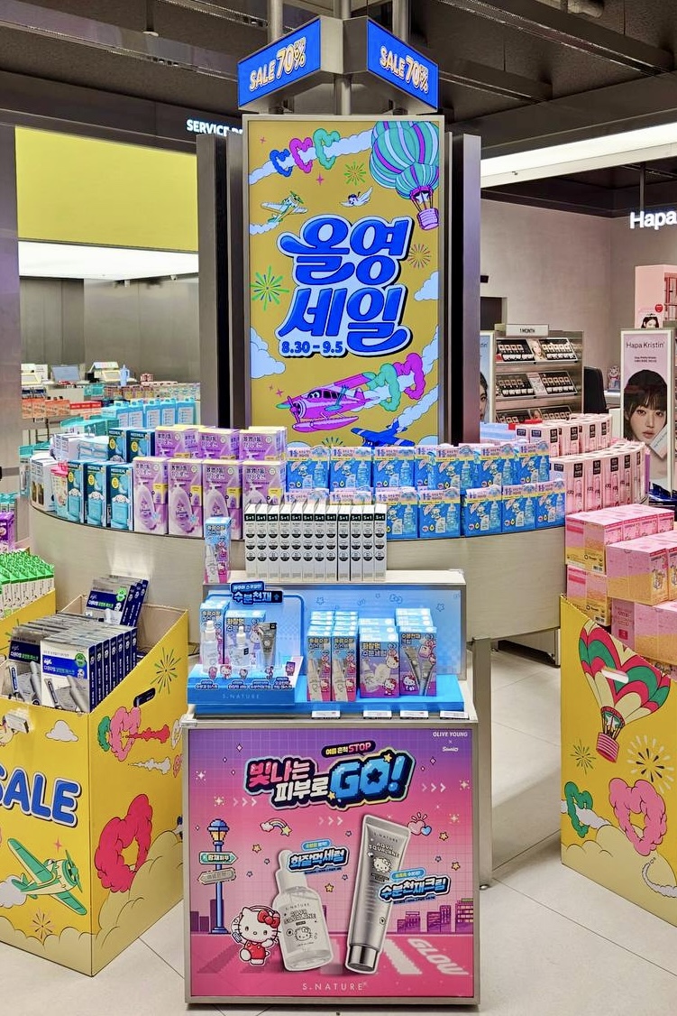 화장품 매장에 ‘용용 세일’ 홍보물과 다양한 제품이 진열돼 있다.