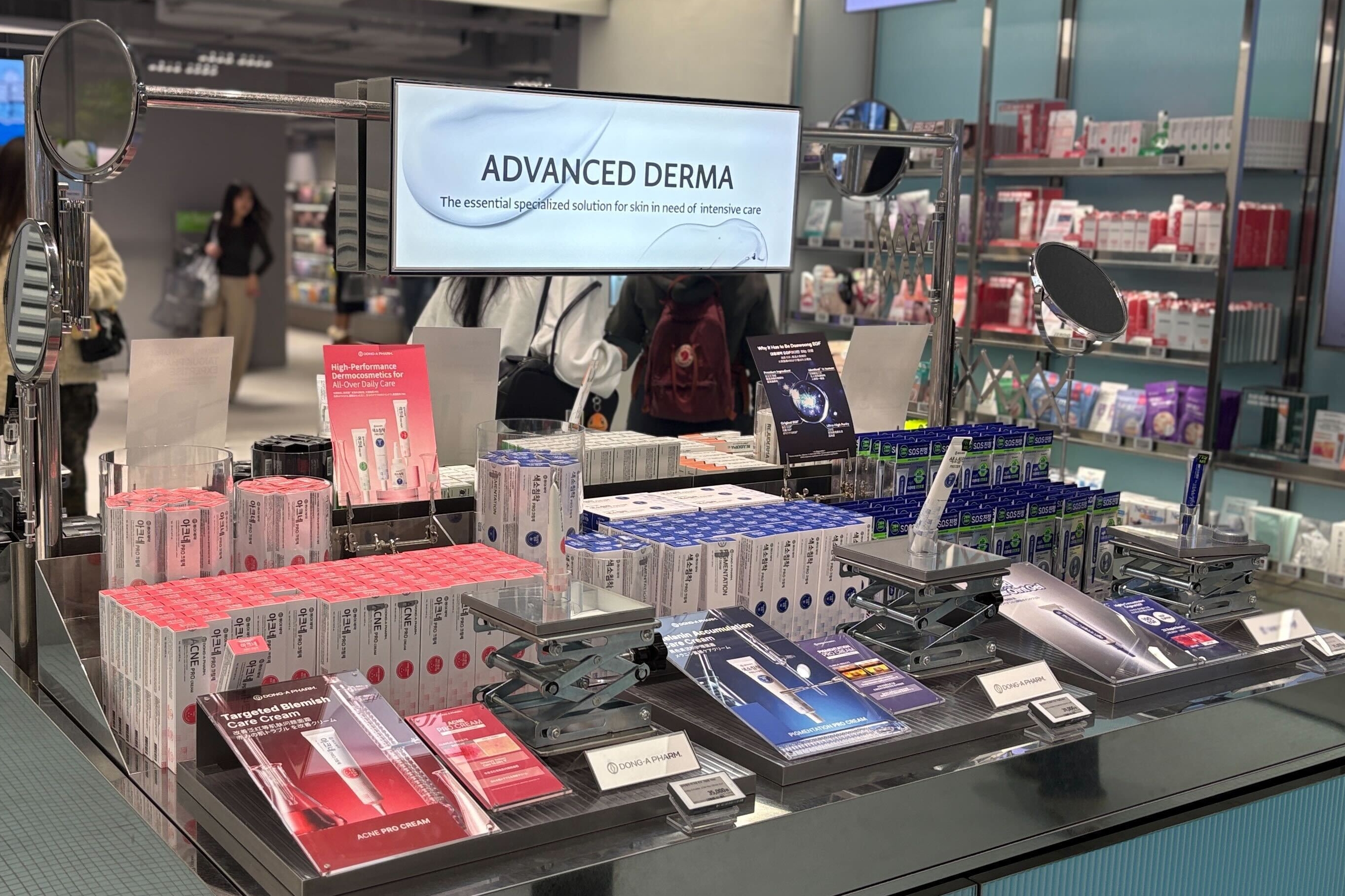 スキンケア製品が並ぶ店頭に「ADVANCED DERMA」と表示された看板がある。