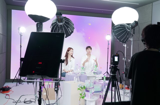 &#39;올영라이브&#39;를 진행하는 모습