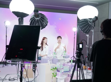  '올영라이브'를 진행하는 모습