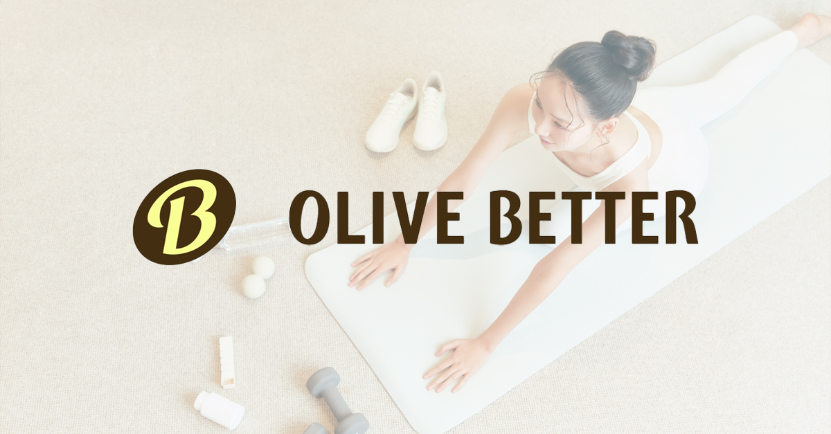 여성이 요가 매트 위에서 스트레칭하고 있으며 주변에 운동용품과 ‘OLIVE BETTER’ 문구가 보인다.