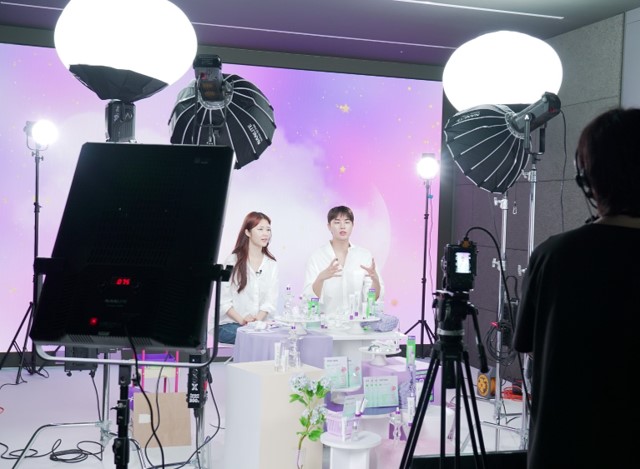  '올영라이브'를 진행하는 모습